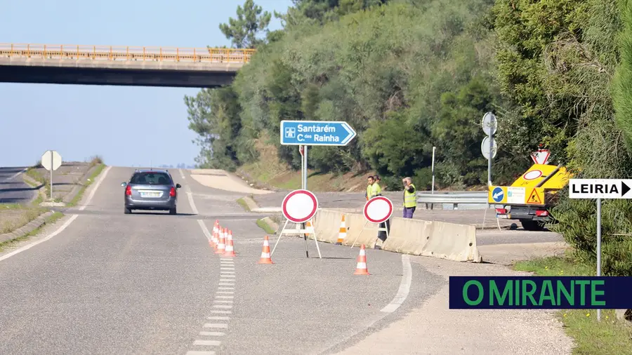 Antiga actividade de exploração de areias na origem de corte de estrada em Rio Maior