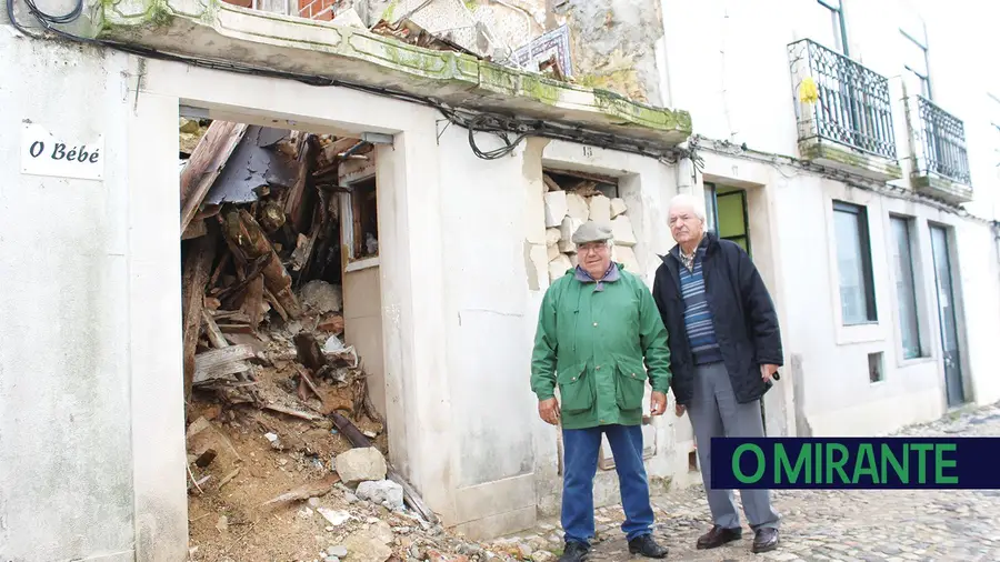 Prédio em ruínas gera preocupação no centro histórico de Santarém