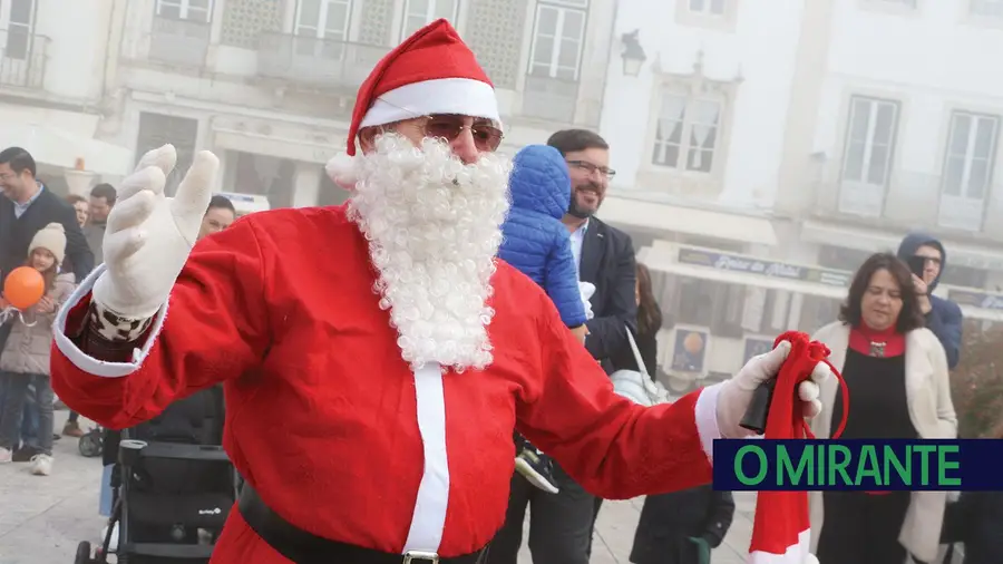 Foi de comboio que o Pai Natal chegou à Praça Sá da Bandeira Foi de comboio que o Pai Natal chegou à Praça Sá da Bandeira