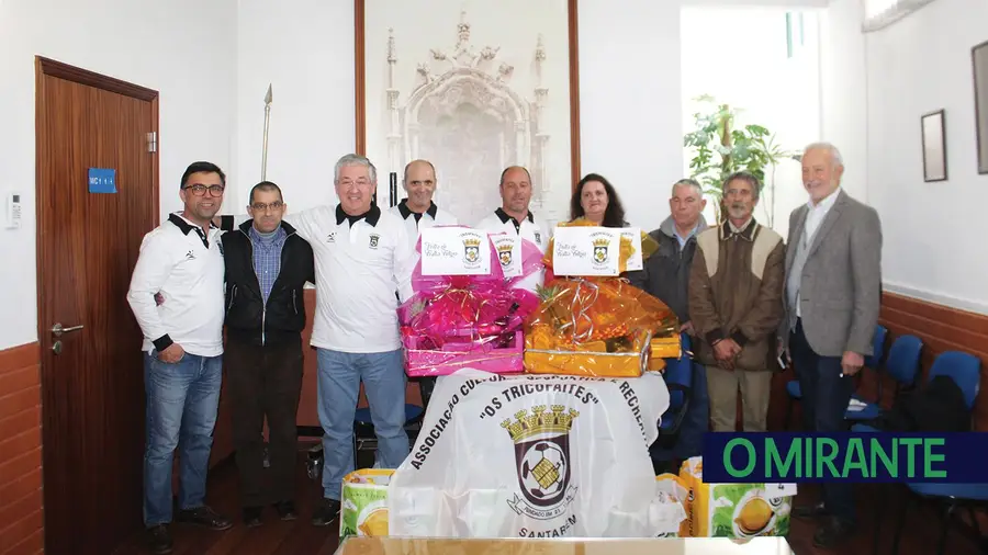 Tricofaites entrega cabazes de Natal a famílias carenciadas