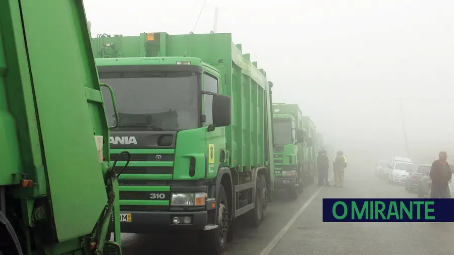 Camiões carregados de lixo danificaram estradas perto do aterro do Mato da Cruz