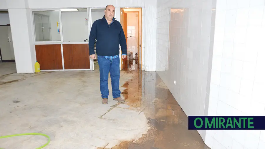 Moradores do Forte da Casa queixam-se de esgoto que inunda armazém e escorre pelo passeio