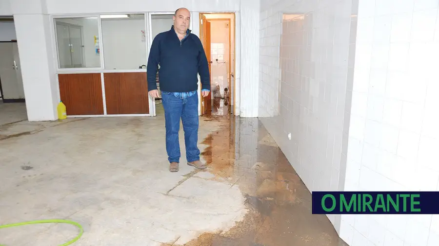 Moradores do Forte da Casa queixam-se de esgoto que inunda armazém e escorre pelo passeio Moradores do Forte da Casa queixam-se de esgoto que inunda armazém e escorre pelo passeio
