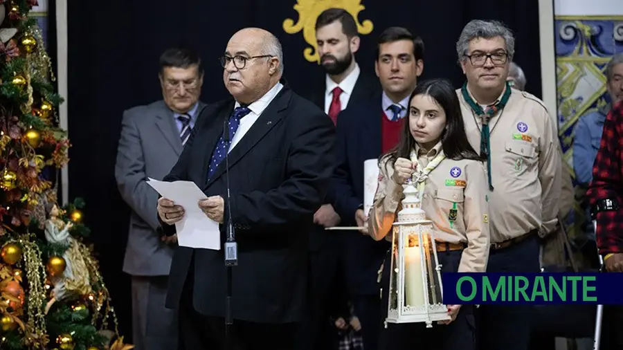 Escuteira de Abrantes entrega Luz da Paz a Marcelo Rebelo de Sousa