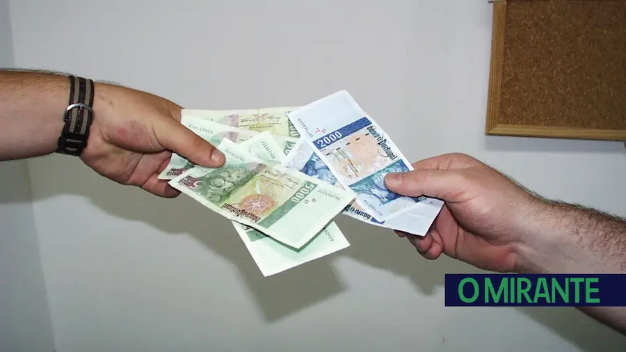 Cidadãos ainda têm mais de 96 milhões de euros em notas de escudo