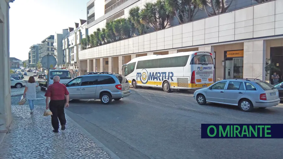 Câmara de Santarém muda local para estacionamento de autocarros na EPC