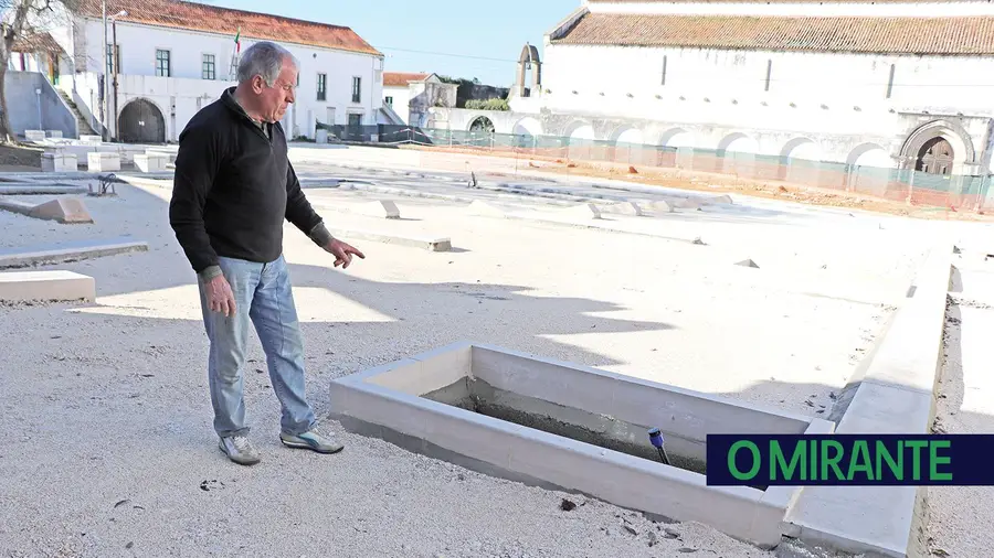 Obras no Largo do Mosteiro de Almoster dão dores de cabeça à população Obras no Largo do Mosteiro de Almoster dão dores de cabeça à população