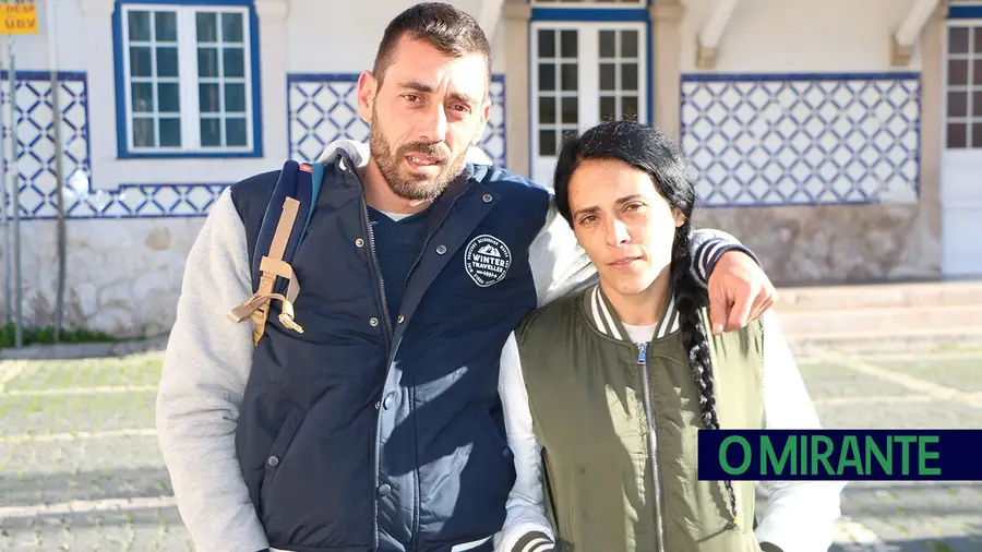 Despejo em Alverca deixa casal com filhos menores a dormir na rua Despejo em Alverca deixa casal com filhos menores a dormir na rua