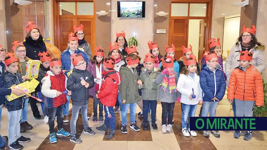 Os alunos da escola básica do 1º ciclo de Bugalhos Os alunos da escola básica do 1º ciclo de Bugalhos