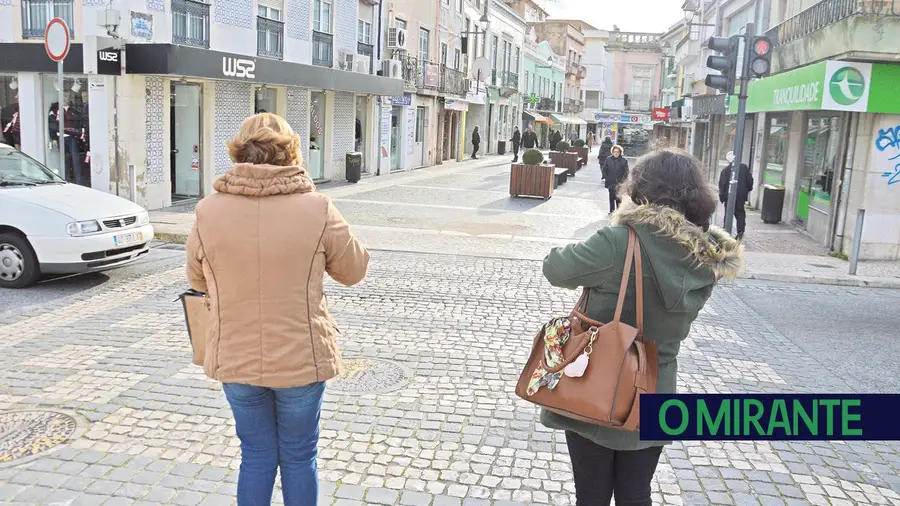 Rua histórica de Vila Franca de Xira de cara lavada e sem o quiosque da União