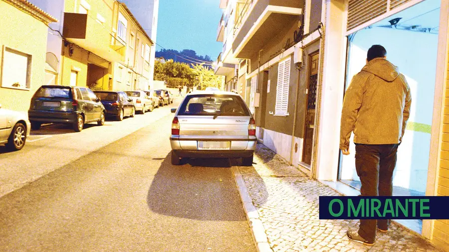 Estacionamento abusivo é dor de cabeça para moradores da Castanheira Estacionamento abusivo é dor de cabeça para moradores da Castanheira