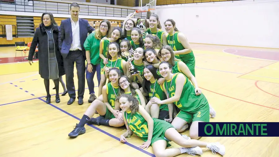 Sub16 da Zona Alta são campeãs distritais em basquetebol