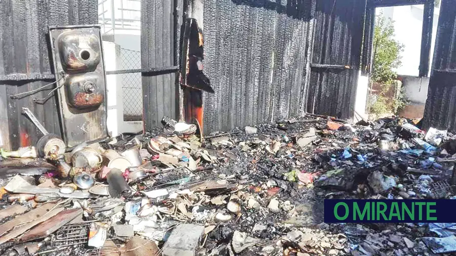 Homem que perdeu tudo num incêndio procura apoio para reconstruir a casa