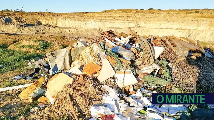 Pedreira abandonada em Trancoso transformada em lixeira a céu aberto