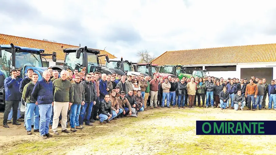 Cento e trinta produtores de milho e sorgo Cento e trinta produtores de milho e sorgo