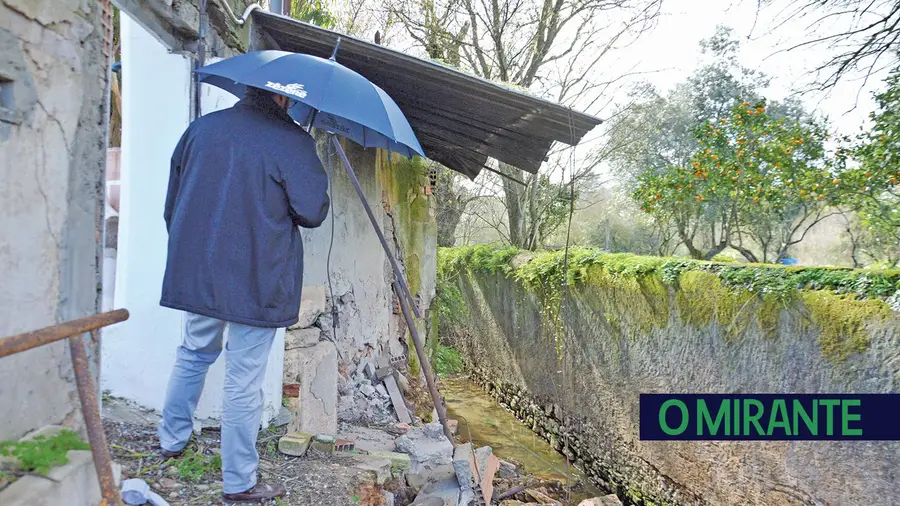 Risco de derrocada encerra casas de banho públicas em Alpriate Risco de derrocada encerra casas de banho públicas em Alpriate