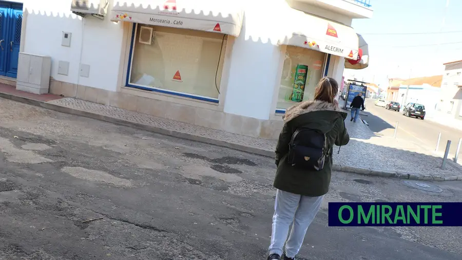 Assaltantes levam guloseimas de café e mercearia em Almeirim Assaltantes levam guloseimas de café e mercearia em Almeirim