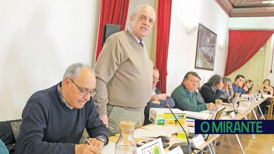 Eleito da CDU gasta 350 euros a imprimir um milhar de fotocópias Eleito da CDU gasta 350 euros a imprimir um milhar de fotocópias