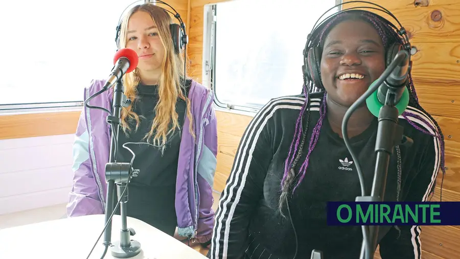 Alunos de Samora Correia transformam caravana num estúdio de rádio Alunos de Samora Correia transformam caravana num estúdio de rádio