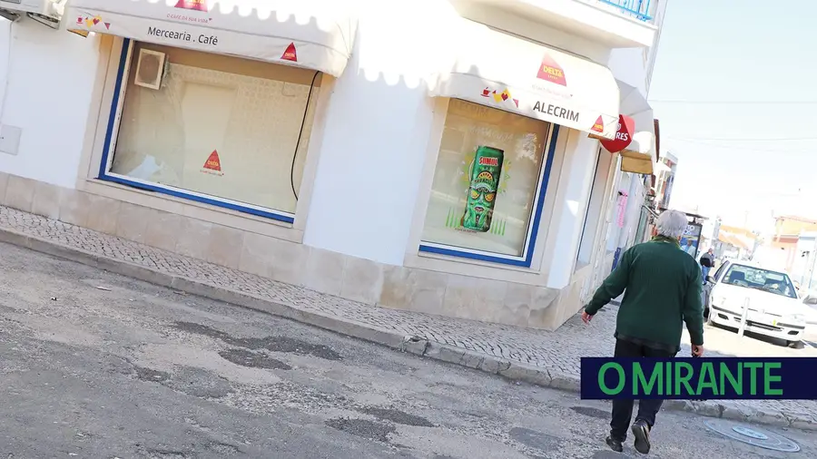Assaltantes levam guloseimas de café e mercearia em Almeirim Assaltantes levam guloseimas de café e mercearia em Almeirim