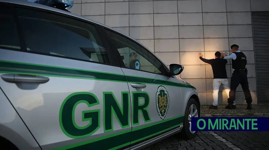 GNR apanha rapaz de Almeirim com telemóveis roubados em escola de Santarém