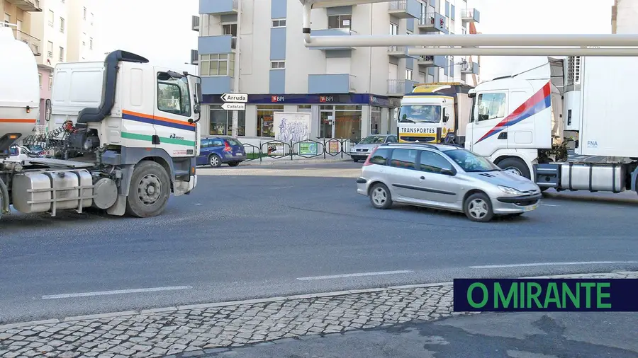 Cruzamento no Carregado continua a ser dor de cabeça para os automobilistas Cruzamento no Carregado continua a ser dor de cabeça para os automobilistas