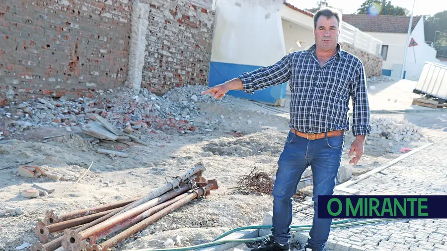 Obras do largo da Lamarosa dão dores de cabeça à população Obras do largo da Lamarosa dão dores de cabeça à população