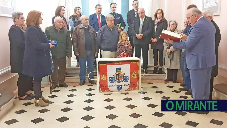 Bandeira em tapeçaria entregue a António Guterres pela Misericórdia de Pernes Bandeira em tapeçaria entregue a António Guterres pela Misericórdia de Pernes
