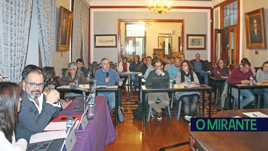 Presidente da Chamusca abandona assembleia municipal para não ouvir críticas Presidente da Chamusca abandona assembleia municipal para não ouvir críticas