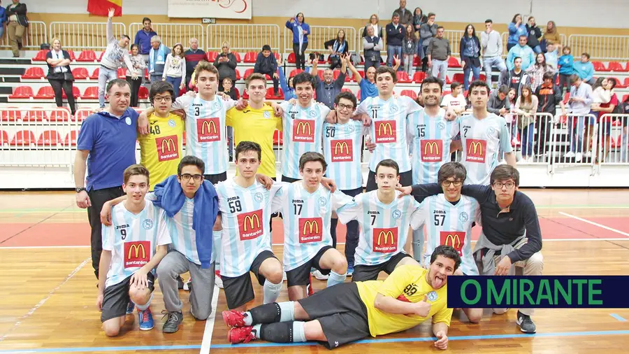 Juvenis e iniciados do Vitória de Santarém revalidam títulos de futsal