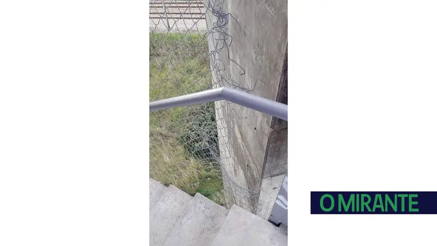 Rede das escadas da ponte no Forte da Casa danificada há vários meses Rede das escadas da ponte no Forte da Casa danificada há vários meses