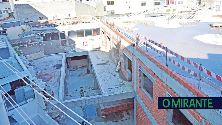 Problema com obra no centro de Alverca está por resolver há três anos Problema com obra no centro de Alverca está por resolver há três anos