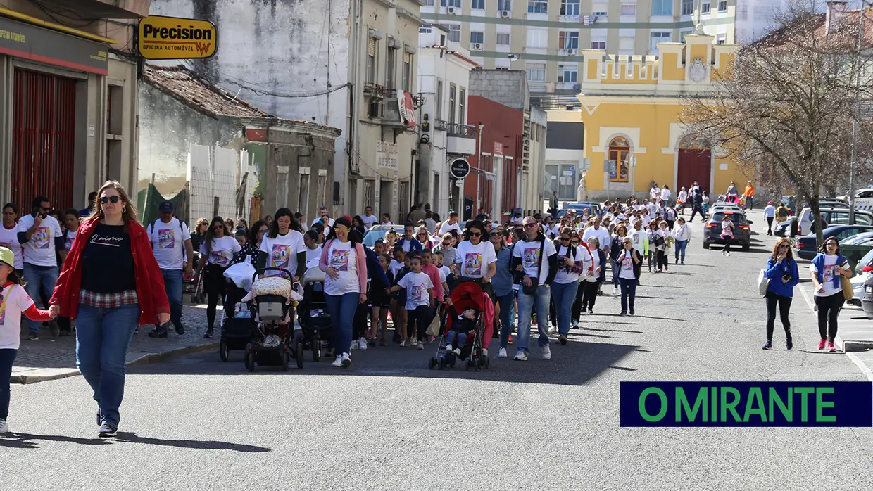 Centenas de crianças, grávidas e pais numa caminhada em Santarém
