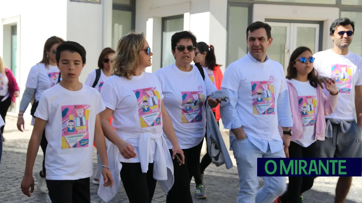 Centenas de crianças, grávidas e pais numa caminhada em Santarém