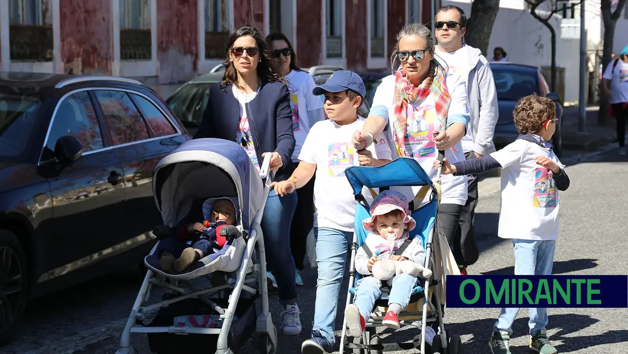 Centenas de crianças, grávidas e pais numa caminhada em Santarém