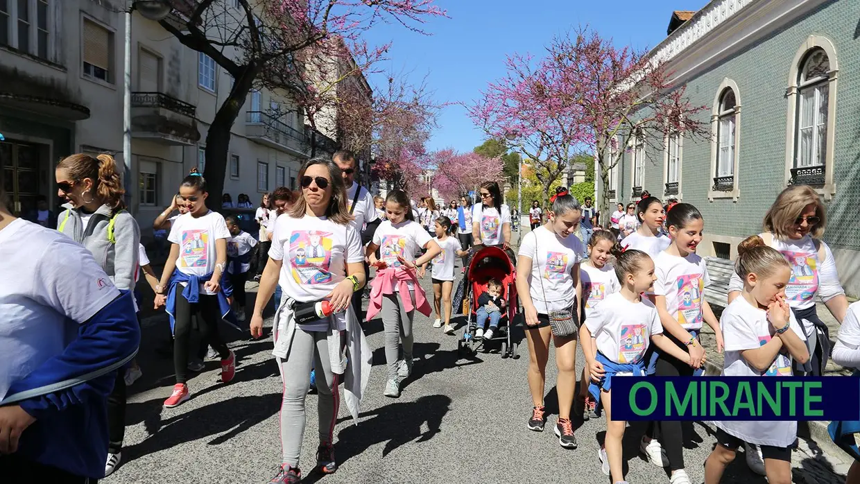 Centenas de crianças, grávidas e pais numa caminhada em Santarém