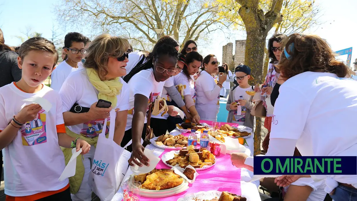 Centenas de crianças, grávidas e pais numa caminhada em Santarém