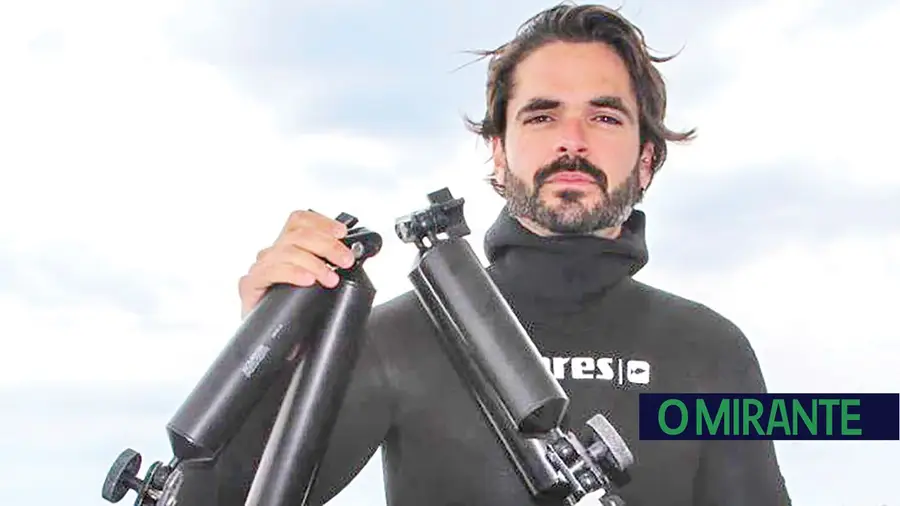 Um jovem fotógrafo que enfrenta os tubarões de caras Um jovem fotógrafo que enfrenta os tubarões de caras