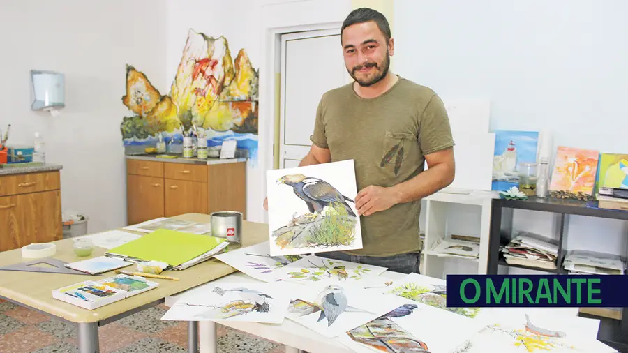 Um consultor ambiental apaixonado por aves e pintura