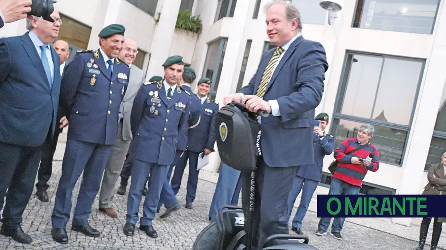 A Câmara de Almeirim ofereceu um veículo segway à GNR local