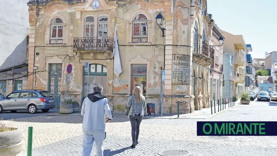 Transformação de antiga vidreira em prédio de luxo divide moradores Transformação de antiga vidreira em prédio de luxo divide moradores