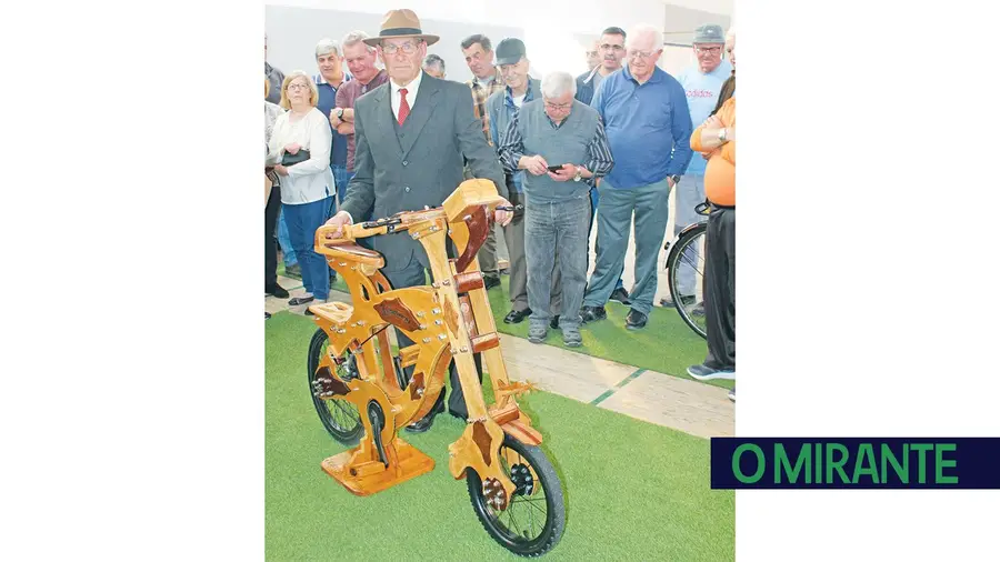 Constrói bicicleta em madeira e realiza sonho de criança