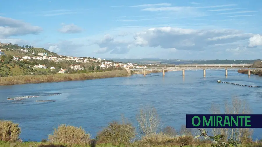 Os anos passam e por mais debates, alertas e promessas não há quem salve o Tejo Os anos passam e por mais debates, alertas e promessas não há quem salve o Tejo