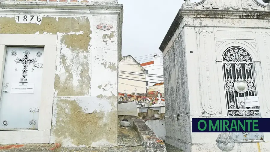Campas e jazigos ao abandono no cemitério de Vila Franca de Xira Campas e jazigos ao abandono no cemitério de Vila Franca de Xira