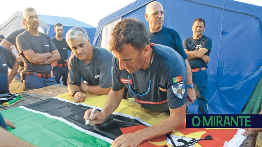 Dezanove bombeiros de várias corporações do distrito de Santarém Dezanove bombeiros de várias corporações do distrito de Santarém