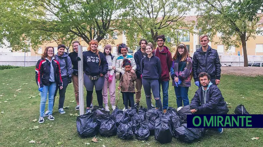 Jovens limpam zonas do centro de Santarém