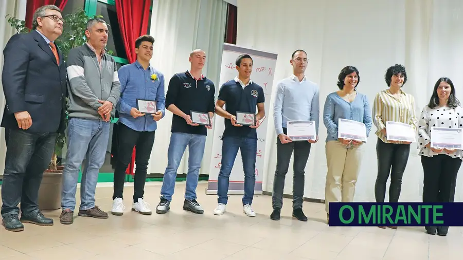 Os pais são o orçamento alternativo da ginástica na região Os pais são o orçamento alternativo da ginástica na região