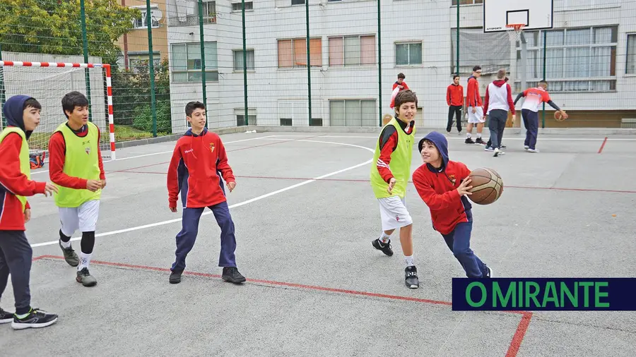 Polidesportivos inaugurados há um mês em VFX já precisam de obras