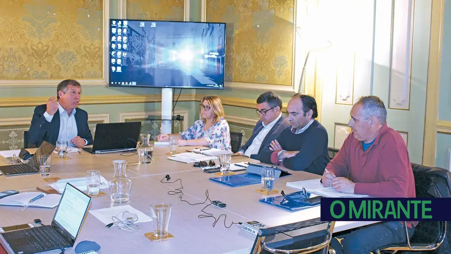 Concerto dos UHF aqueceu a última reunião da Câmara de Abrantes Concerto dos UHF aqueceu a última reunião da Câmara de Abrantes