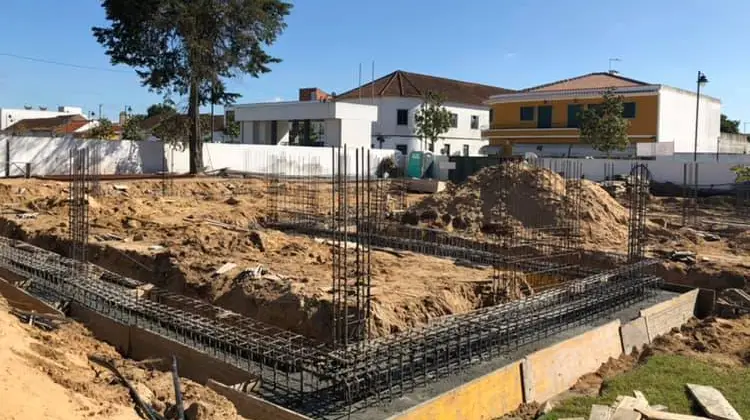 Crematório de Almeirim já está em construção e ganha terreno a Santarém e Entroncamento